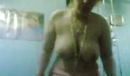 கவர்ச்சி பிரஞ்சு காட்டுகிறது அவரது பெரிய வீடியோ செக்ஸ் வயது மார்பகங்கள்